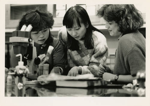 Pre-med students and professor in a lab. Photo taken around 1980. (Image courtesy of DePaul University Special Collections and Archives)